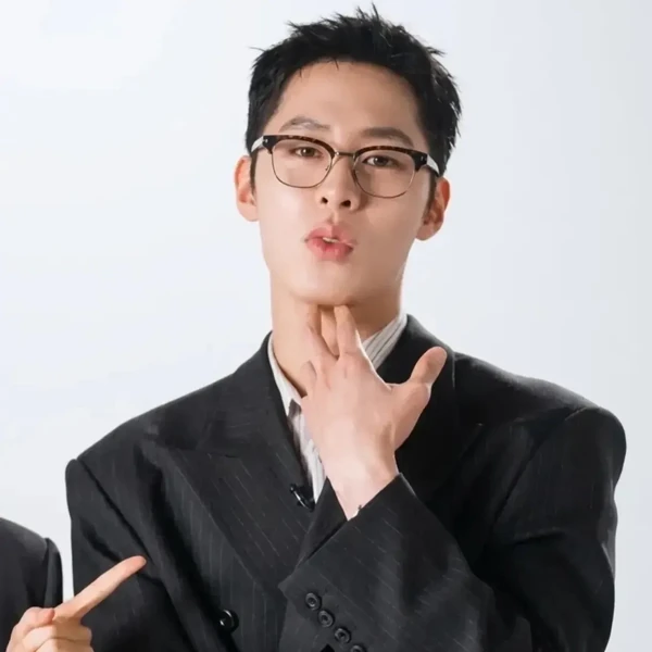 Popular photo full of fans’ love for Lee Jaewook