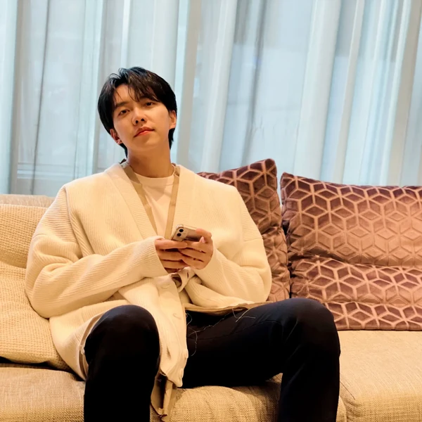 Popular photo full of fans’ love for Lee Seunggi