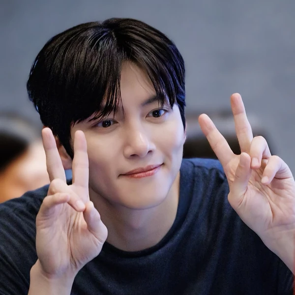 Popular photo full of fans’ love for Ji Changwook
