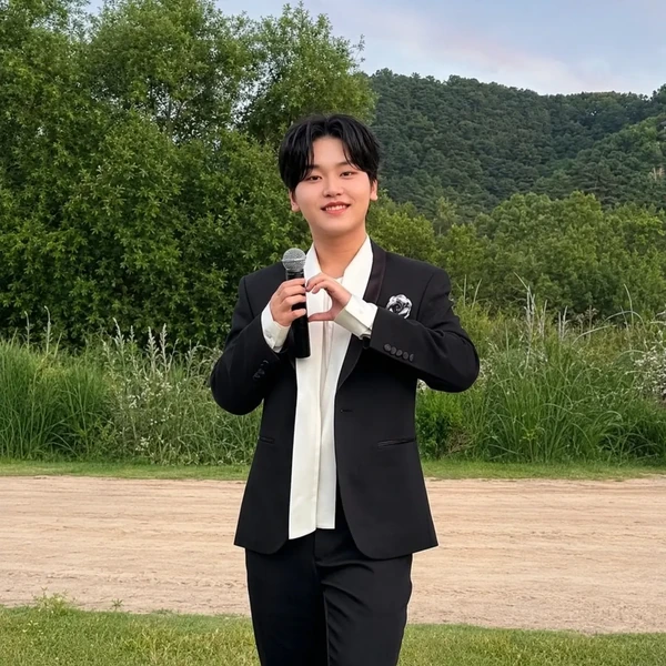 The most loved look of Park Sungon today
