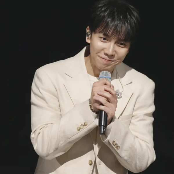 Penampilan Lee Seunggi yang paling disukai hari ini