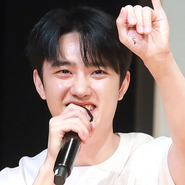 Foto populer Doh Kyungsoo (D.O.) yang penuh cinta dari penggemar