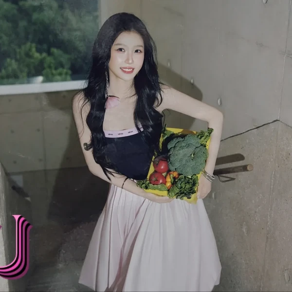 The most loved look of Esther Yu today
