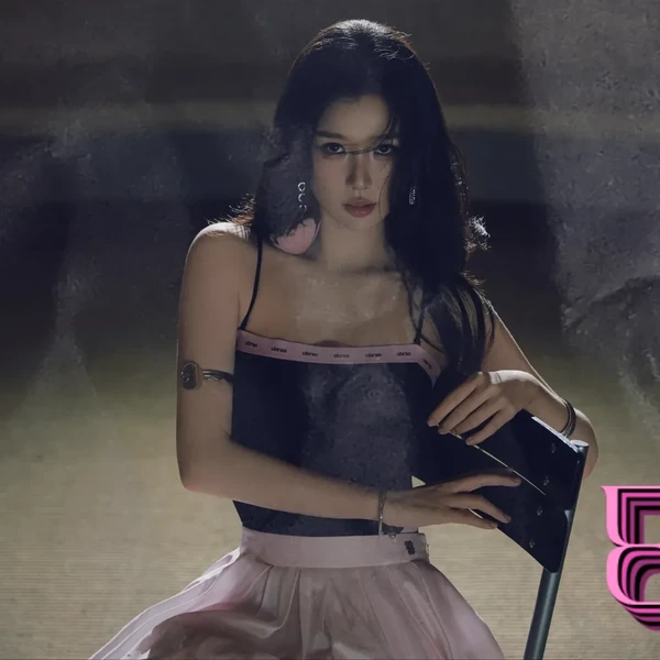 The most loved look of Esther Yu today