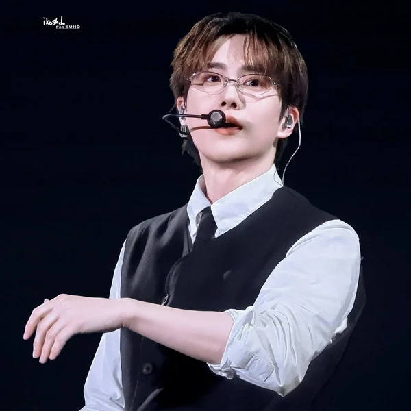 Popular photo full of fans’ love for Suho