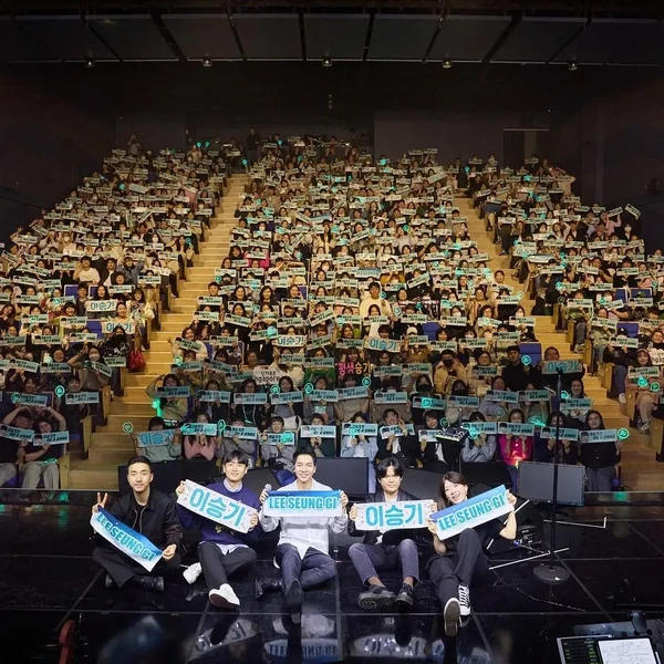 Popular photo full of fans’ love for Lee Seunggi