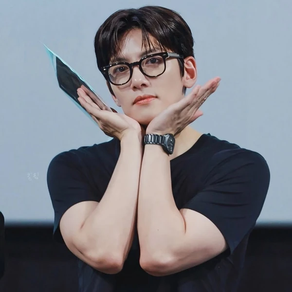 Popular photo full of fans’ love for Ji Changwook