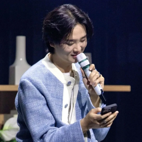 Popular photo full of fans’ love for Song Minjun