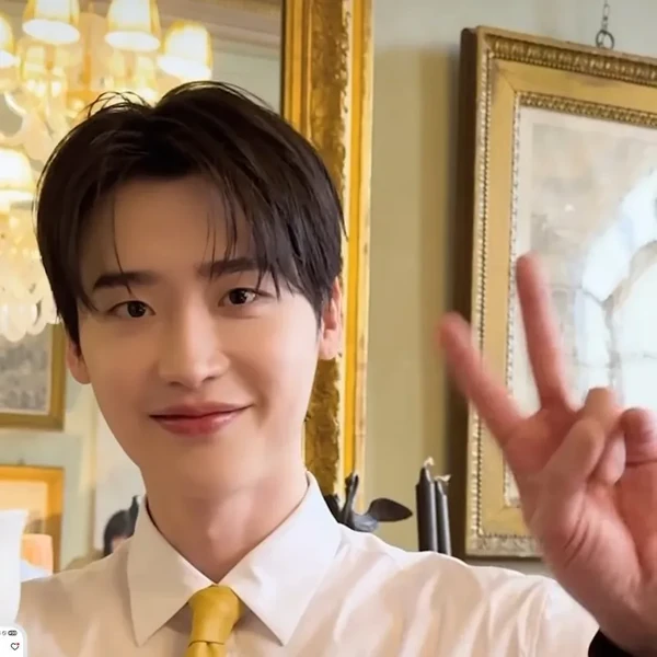 Popular photo full of fans’ love for Lee Jongsuk