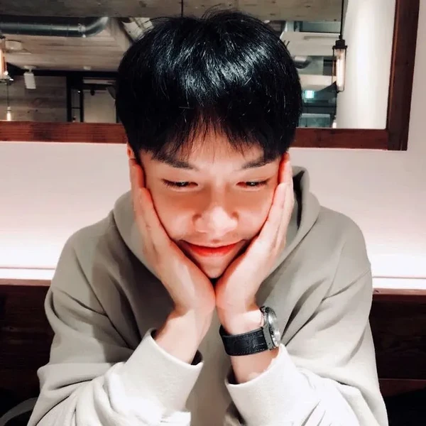Foto populer Lee Seunggi yang penuh cinta dari penggemar