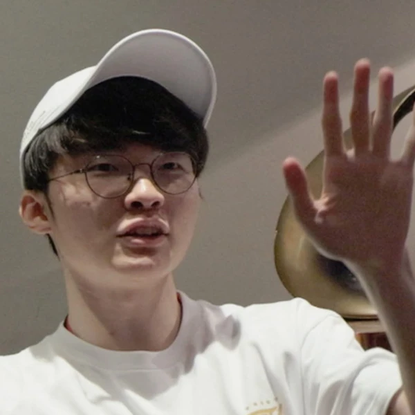Foto profil terbaik Faker hari ini di Choeaedol Celeb