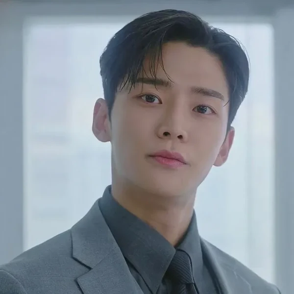 Penampilan Rowoon yang paling disukai hari ini