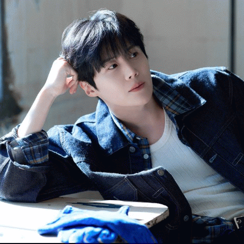 Foto populer Kim Seonho yang penuh cinta dari penggemar