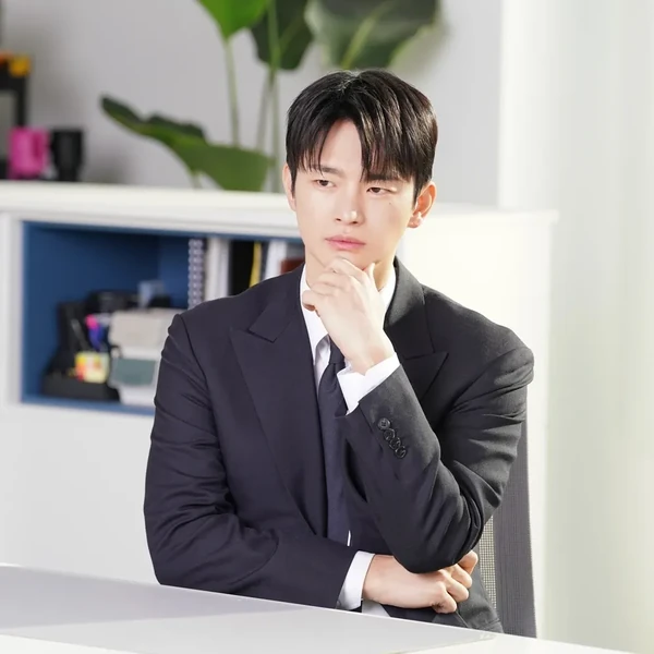 Foto populer Seo Inguk yang penuh cinta dari penggemar