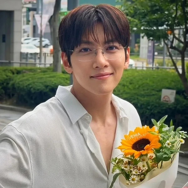 Popular photo full of fans’ love for Ji Changwook