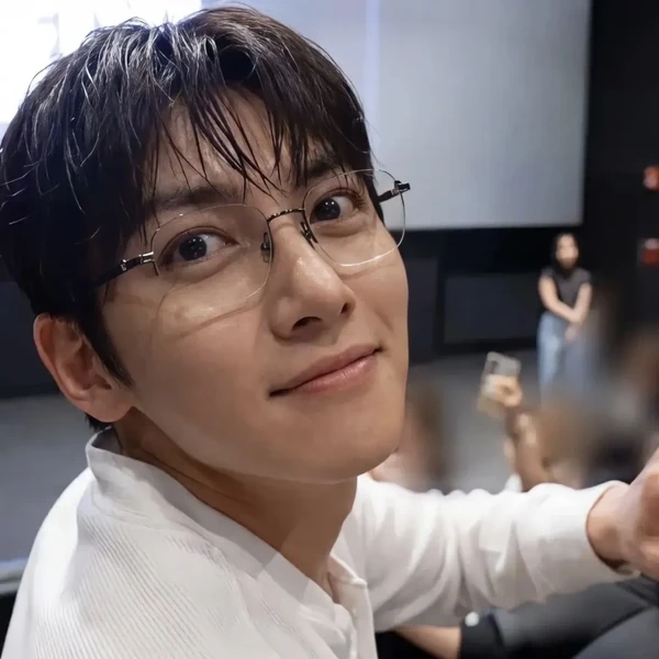 Popular photo full of fans’ love for Ji Changwook