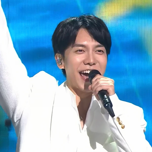 Popular photo full of fans’ love for Lee Seunggi
