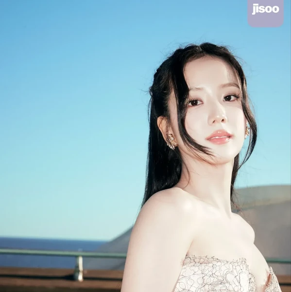 The most loved look of Jisoo (1995) today