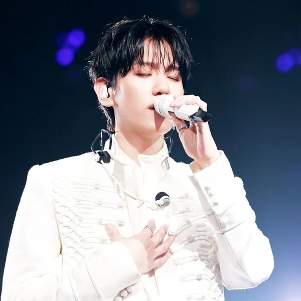 Popular photo full of fans’ love for Baekhyun