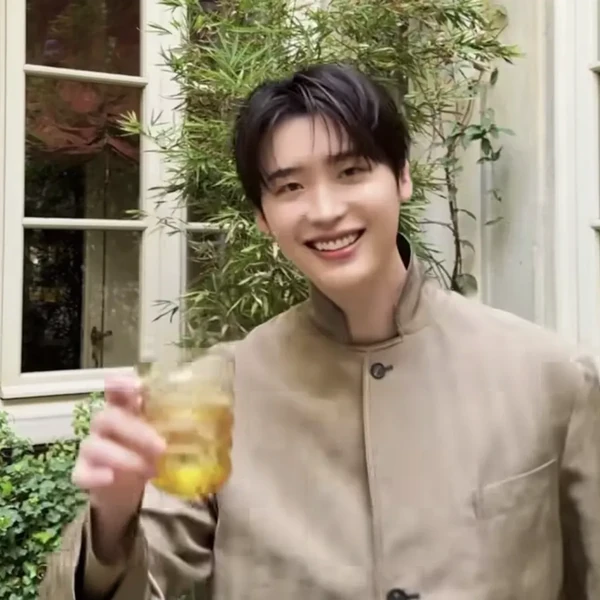 Foto populer Lee Jongsuk yang penuh cinta dari penggemar
