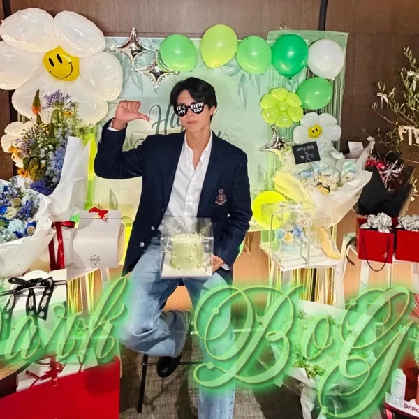 Popular photo full of fans’ love for Park Bogum