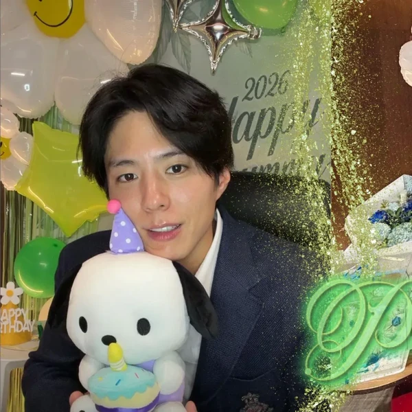 Popular photo full of fans’ love for Park Bogum
