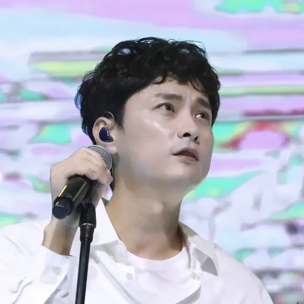 Foto populer Min Kyunghoon yang penuh cinta dari penggemar