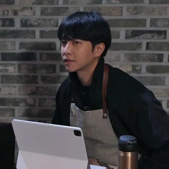 The most loved look of Lee Seunggi today