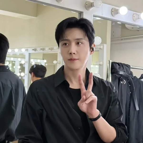 Foto populer Kim Seonho yang penuh cinta dari penggemar