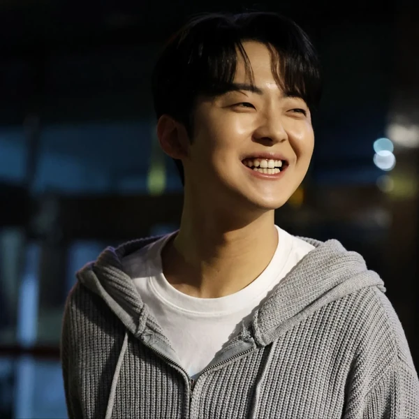 Popular photo full of fans’ love for Park Minsu