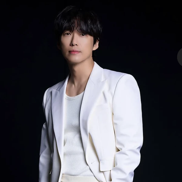 The most loved look of Namkoong Min today