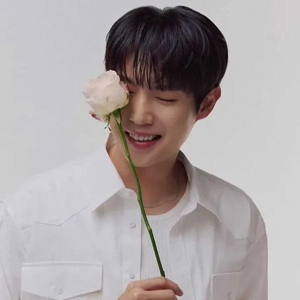 Popular photo full of fans’ love for Son Taejin