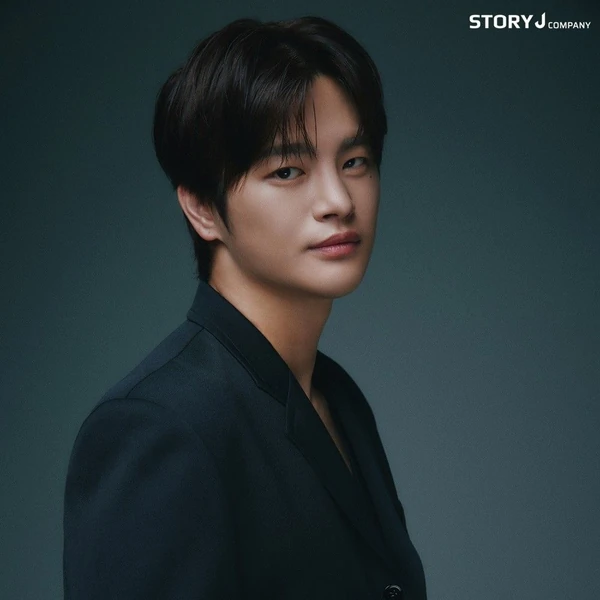 The most loved look of Seo Inguk today
