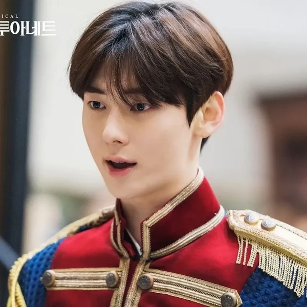 Popular photo full of fans’ love for Hwang Minhyun