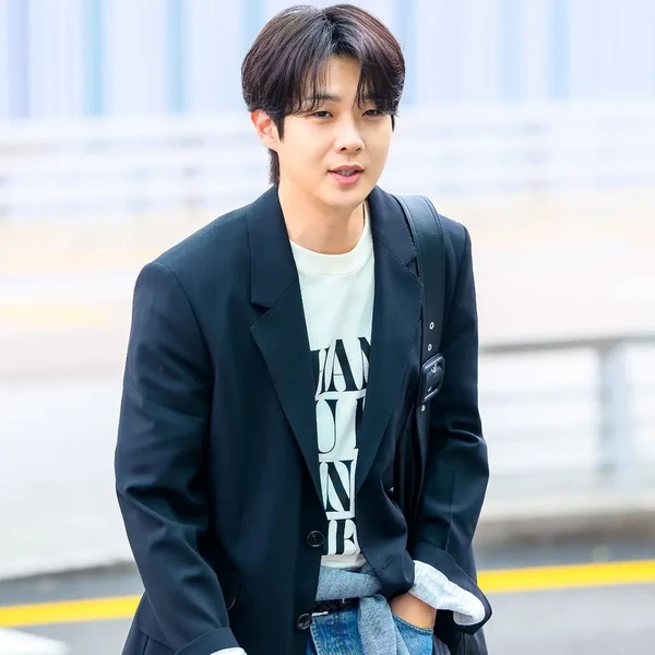 Popular photo full of fans’ love for Choi Wooshik