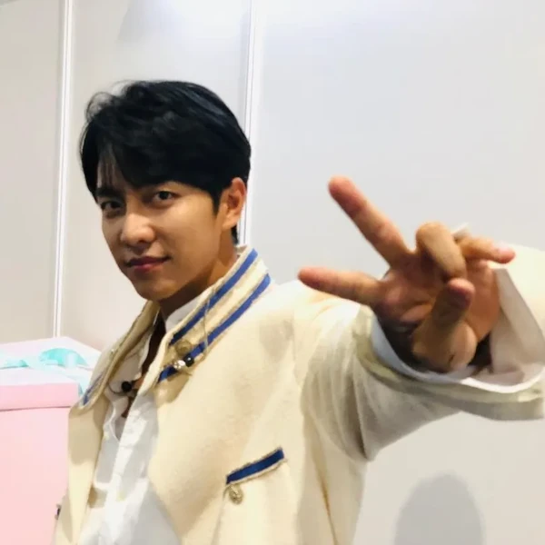 Foto populer Lee Seunggi yang penuh cinta dari penggemar