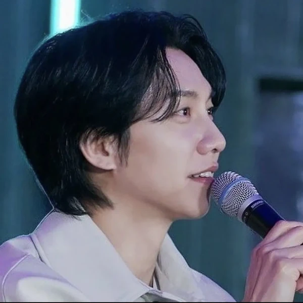 Foto populer Lee Seunggi yang penuh cinta dari penggemar