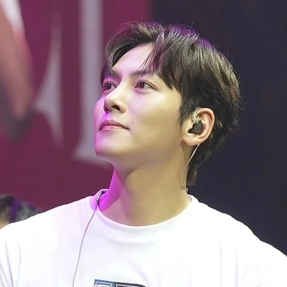 Popular photo full of fans’ love for Ji Changwook