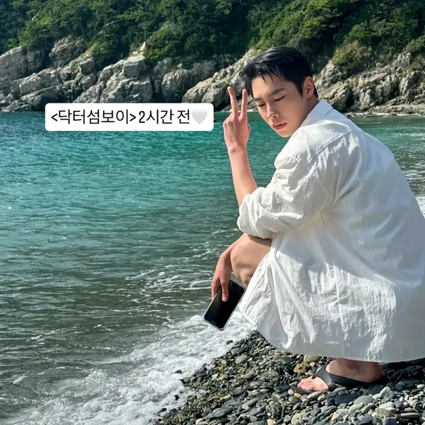 Popular photo full of fans’ love for Lee Jaewook