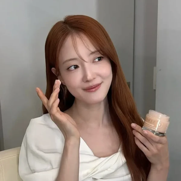 Foto populer Lee Seyoung yang penuh cinta dari penggemar