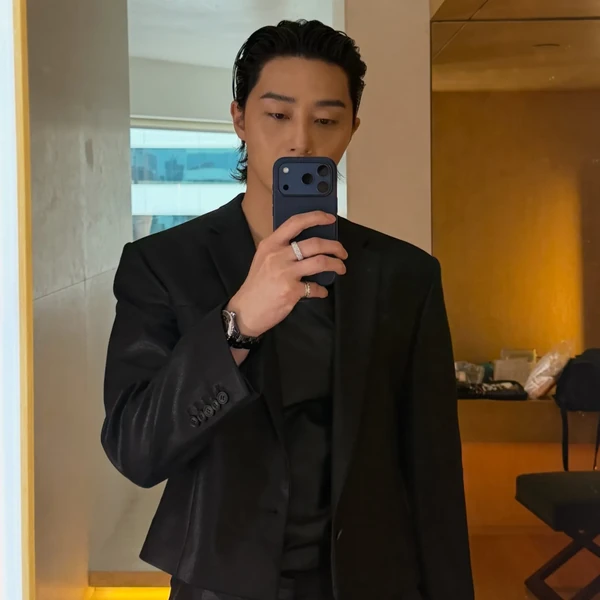 Popular photo full of fans’ love for Park Seojoon