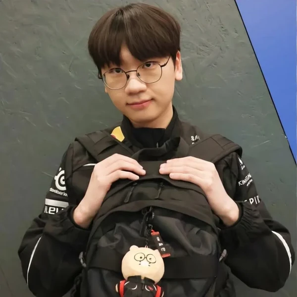 도란의 매력을 담은 최애돌셀럽 대표 사진