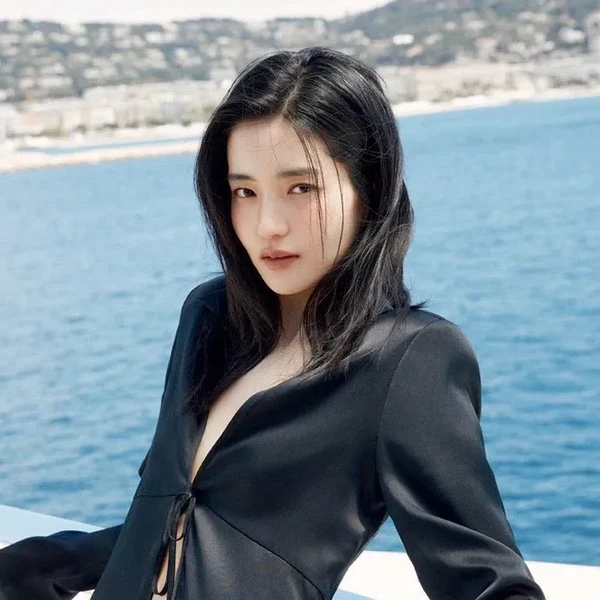The most loved look of Kim Taeri today