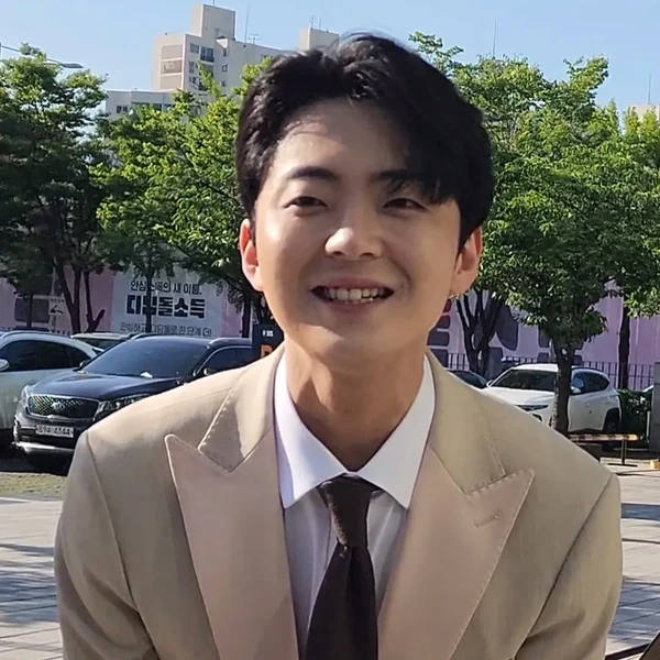 Popular photo full of fans’ love for Park Minsu