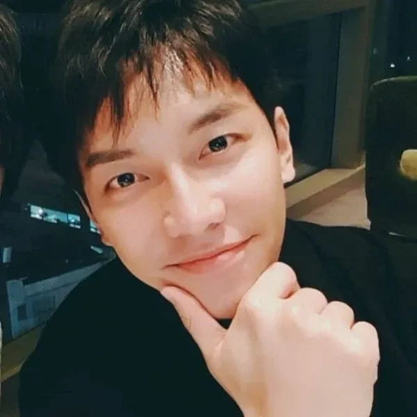 Popular photo full of fans’ love for Lee Seunggi