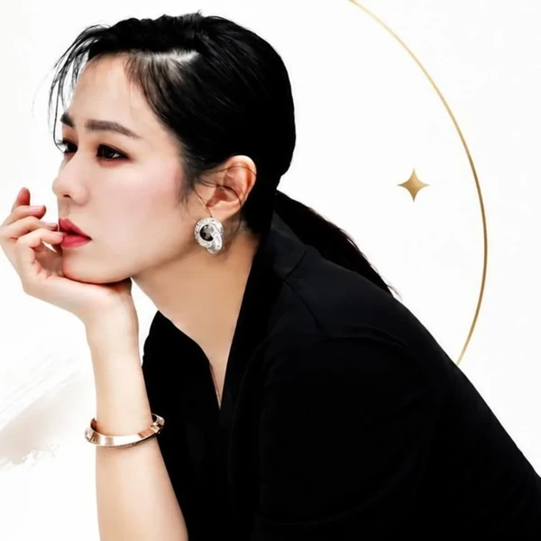 Foto populer Son Yejin yang penuh cinta dari penggemar