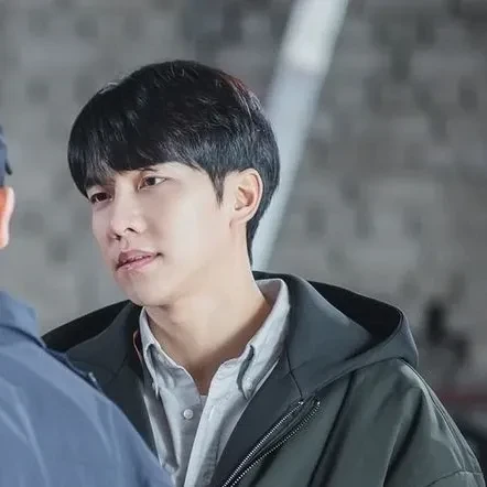 The most loved look of Lee Seunggi today