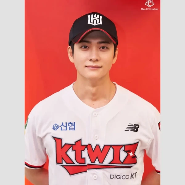 Popular photo full of fans’ love for Kang Taeoh