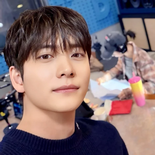 Popular photo full of fans’ love for Kang Taeoh