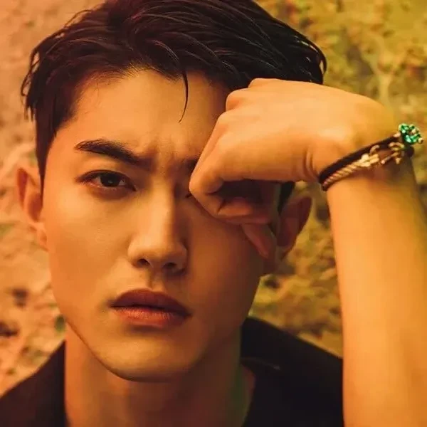 Popular photo full of fans’ love for Kwak Dongyeon